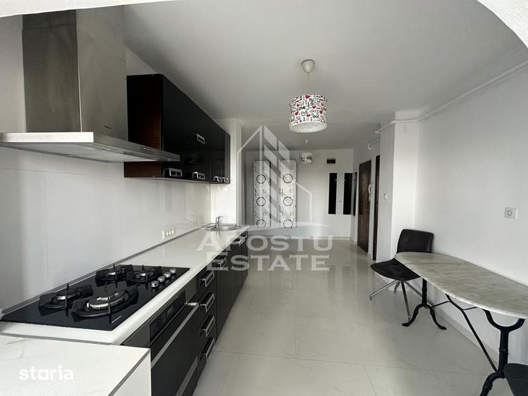 Apartament cu 3 camere, mobilat în Polivalentă