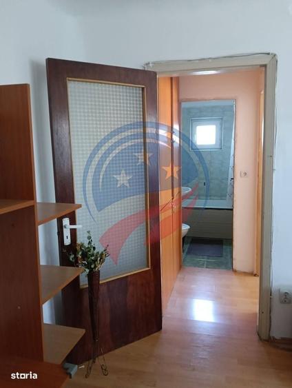 Apartament cu 2 camere semidecomandat în Craiovița Nouă