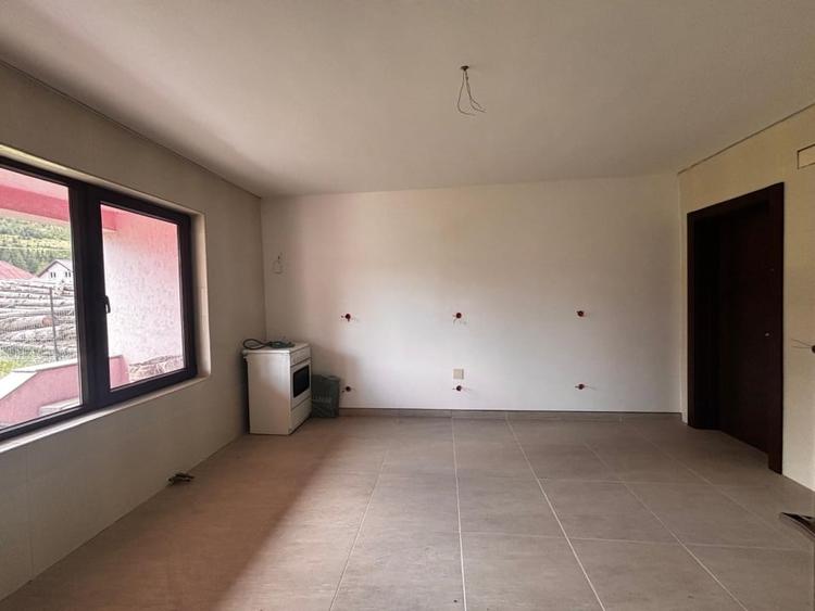 Casă individuală cu 4 camere cu Teren 1000 Mp în Central