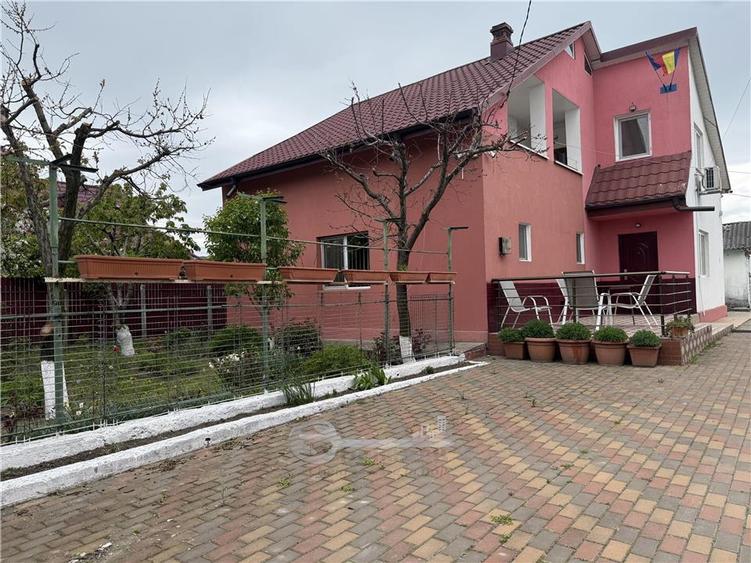 Casă cu 4 camere cu Teren 10000 Mp în Voinești