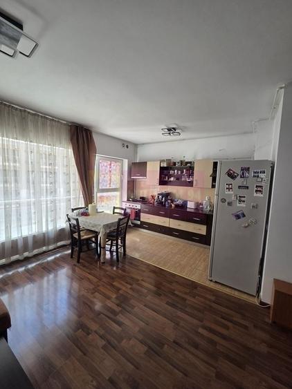 Apartament cu 3 camere decomandat în Titan