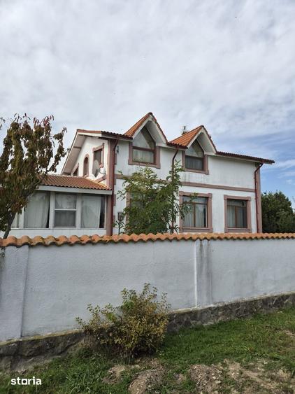 Casă cu 10 camere cu Teren 100 Mp în Corbu