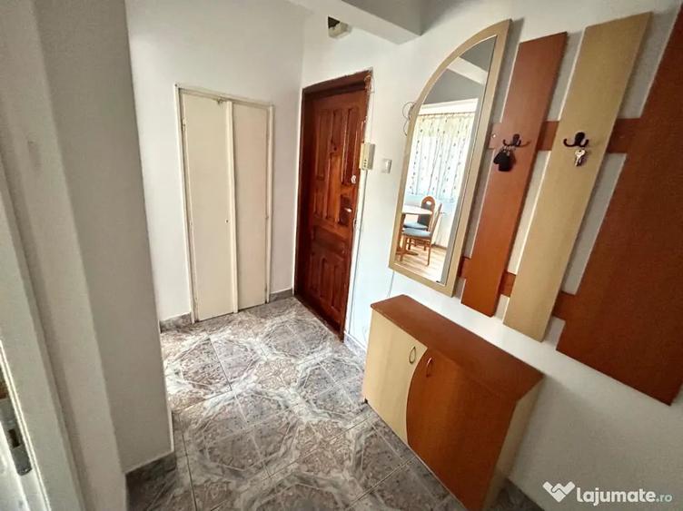 Apartament cu 3 camere semidecomandat în Cetate