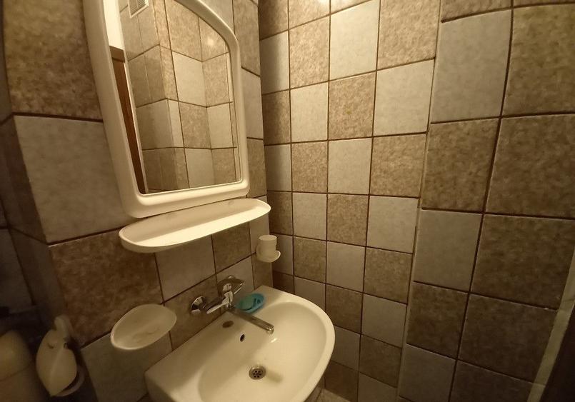 Apartament cu 3 camere semidecomandat în Tineretului