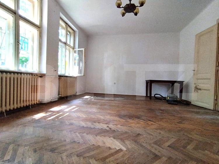 Casă individuală cu 6 camere cu Teren 365 Mp în Bălcescu