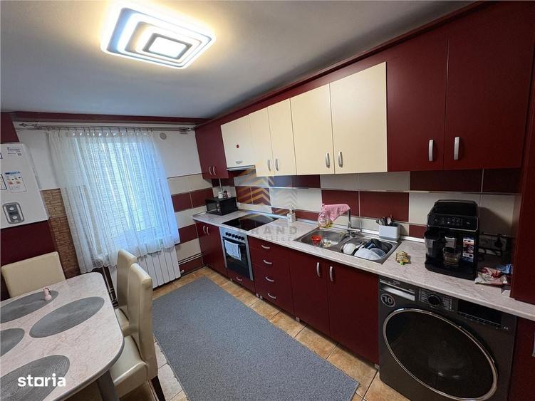 Apartament cu 3 camere decomandat în Sud