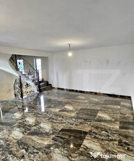 Casă cu 7 camere cu Teren 600 Mp în Central