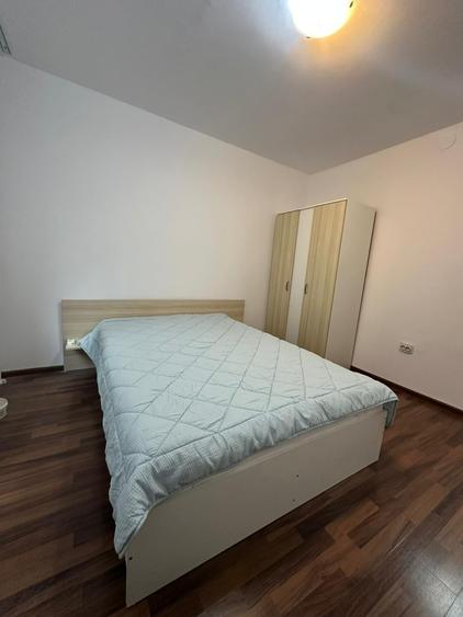 Apartament cu 3 camere semidecomandat în Gorjului