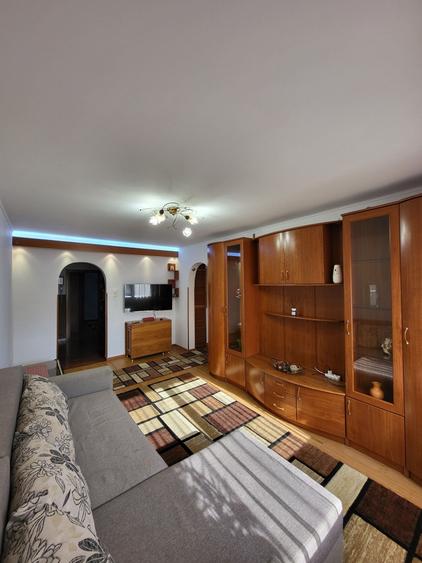 Apartament cu 3 camere semidecomandat în Ghencea
