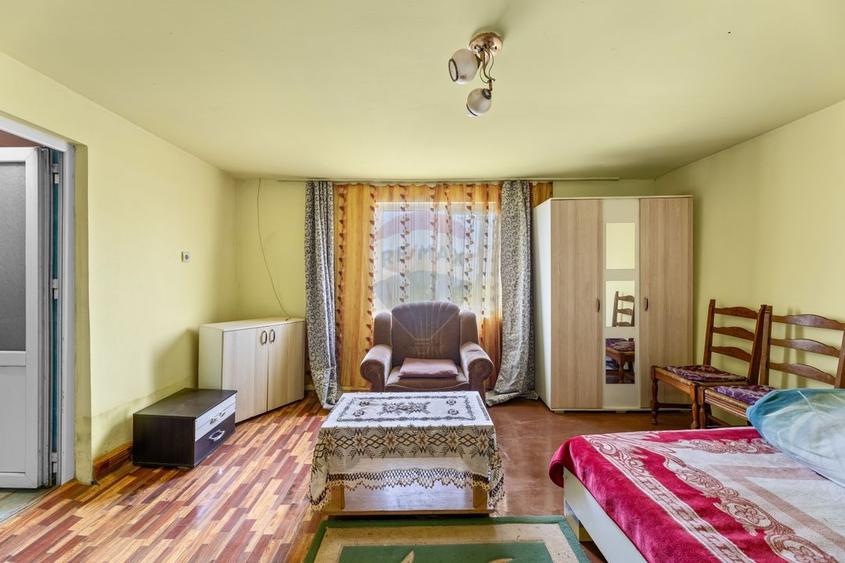 Casă individuală cu 4 camere cu Teren 2422 Mp în Șiria