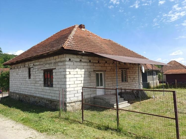 Casă cu 4 camere în Obârșa