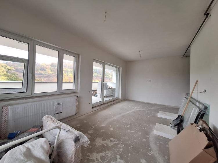 Apartament cu 3 camere semidecomandat în Florești