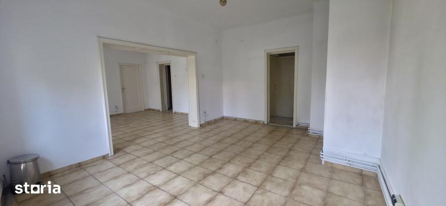 Apartament cu 3 camere nedecomandat în Centrul Civic