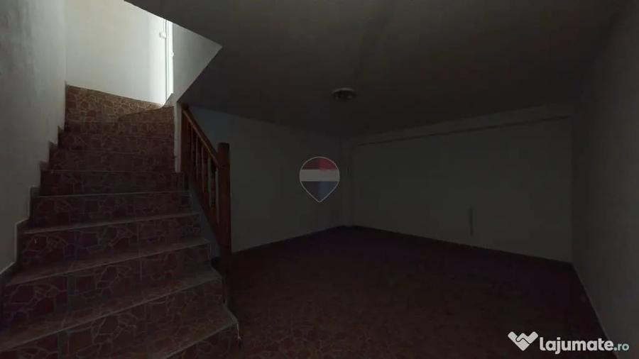 Apartament cu 3 camere semidecomandat în Florilor