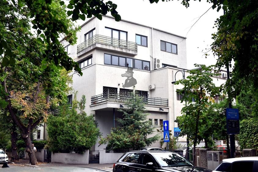 Casă individuală cu 12 camere cu Canalizare în Capitale