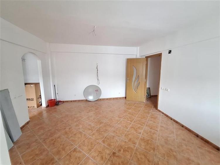 Apartament cu 4 camere decomandat în Milcov