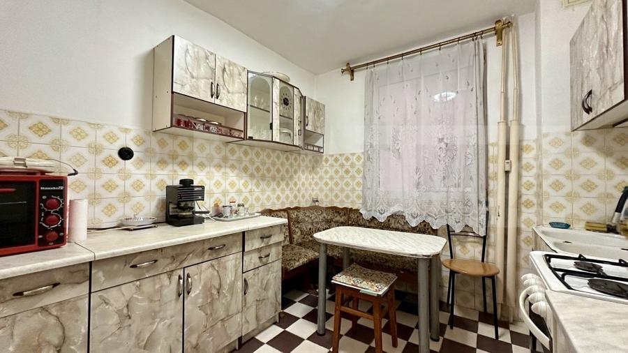 Apartament cu 3 camere decomandat, mobilat în Dacia