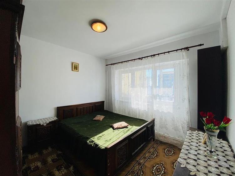 Apartament cu 3 camere semidecomandat, mobilat în Central