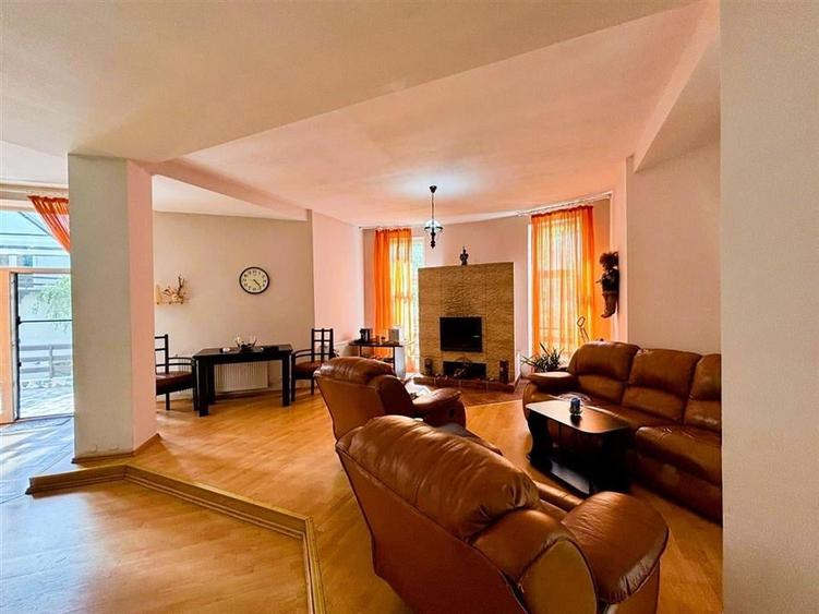 Casă individuală cu 10 camere cu Piscina în Malul Ursului