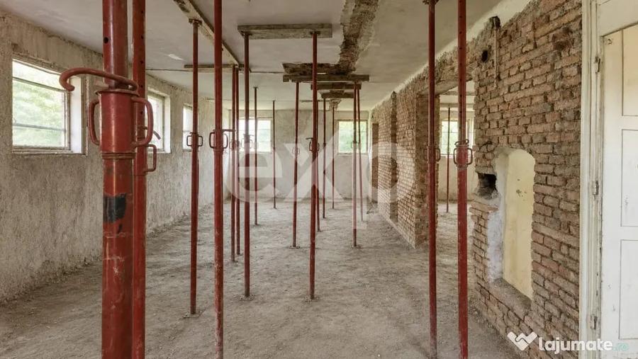 Casă cu 7 camere cu Teren 1048 Mp în Central