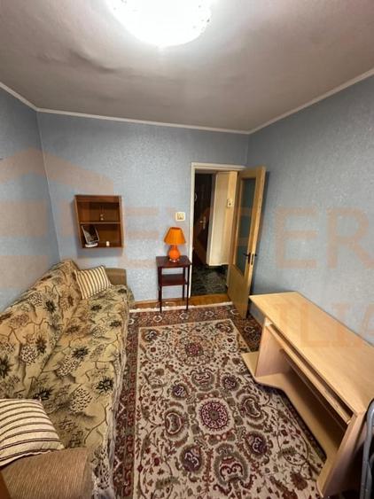 Apartament cu 3 camere semidecomandat, mobilat în Far
