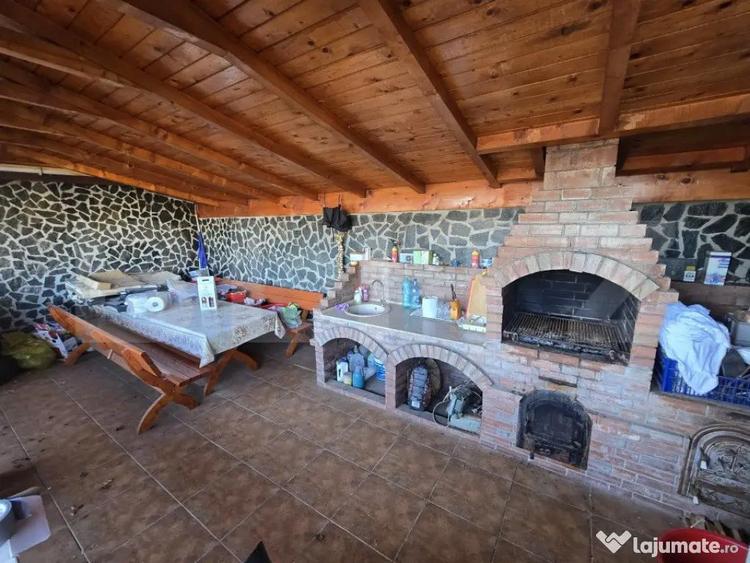 Casă cu 8 camere cu Teren 750 Mp în Micești