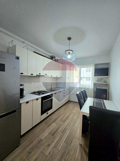 Apartament cu 3 camere decomandat, mobilat în Central