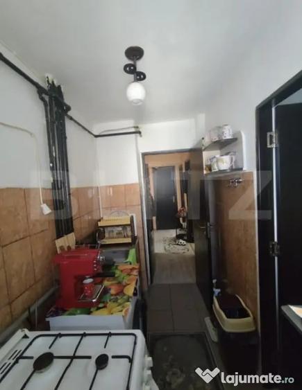 Apartament cu 3 camere semidecomandat în Central
