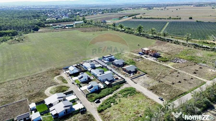 Teren de 593 mp, în Vânători