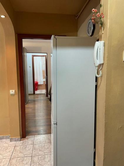 Apartament cu 3 camere semidecomandat în Rahova