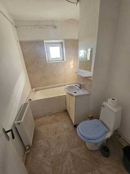 Apartament cu 3 camere decomandat în Uiești