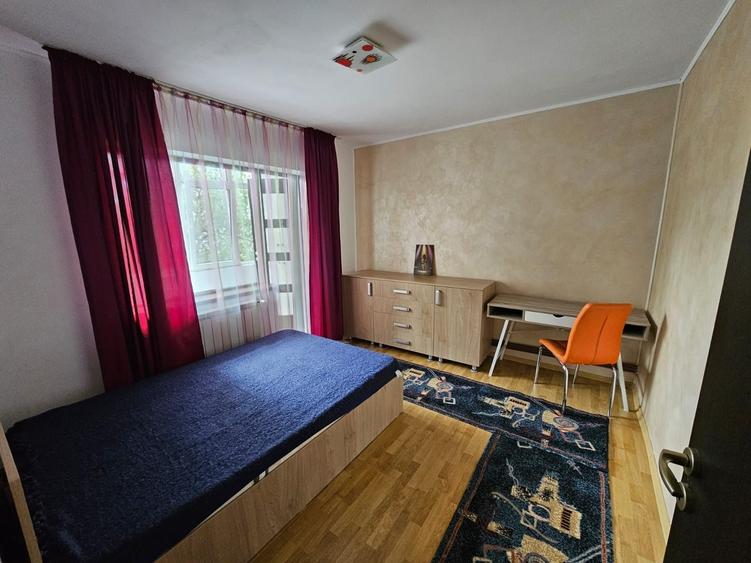 Apartament cu 3 camere semidecomandat, mobilat în Podu Roș