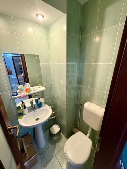 Apartament cu 3 camere decomandat în Craiovița Nouă