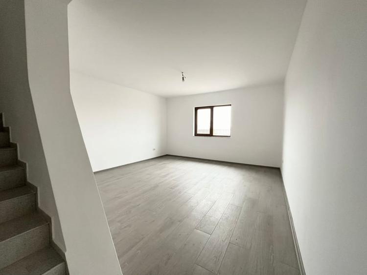 Duplex cu 5 camere cu Canalizare în Dumbrăvița