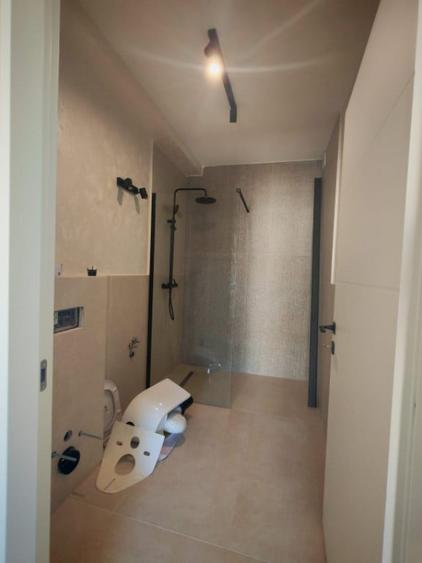 Apartament cu 3 camere semidecomandat în Gruia