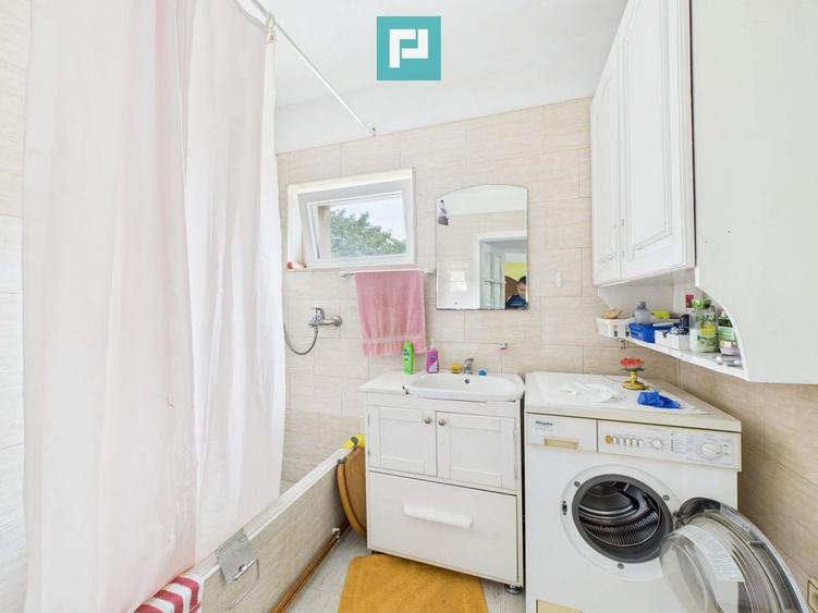 Casă cu 4 camere cu Teren 4300 Mp în Groși