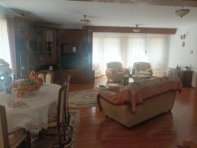Casă cu 5 camere cu Teren 1500 Mp în Central