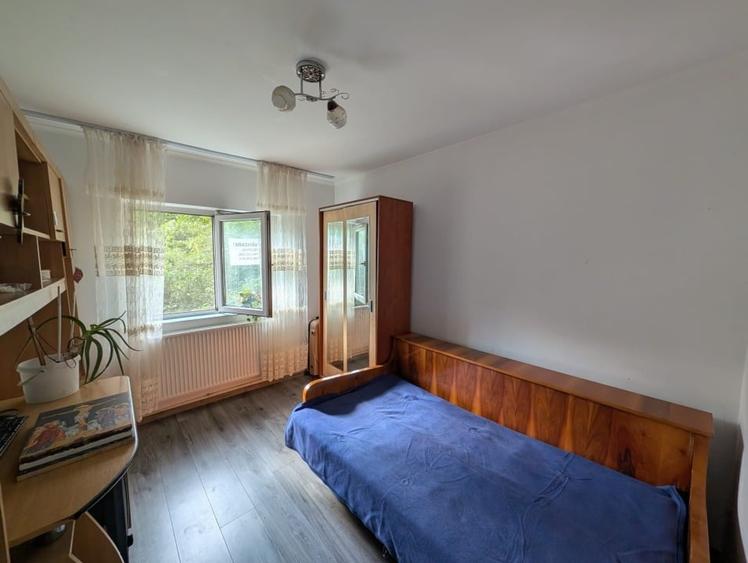 Apartament cu 3 camere decomandat, mobilat în Central