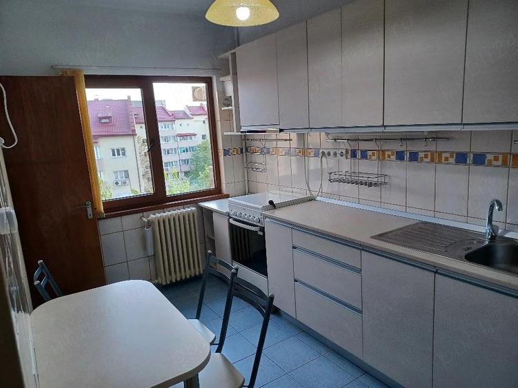 Apartament cu 3 camere semidecomandat în Centrul Civic