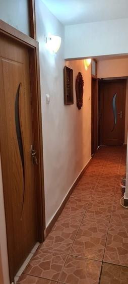 Apartament cu 3 camere decomandat în Nicolina