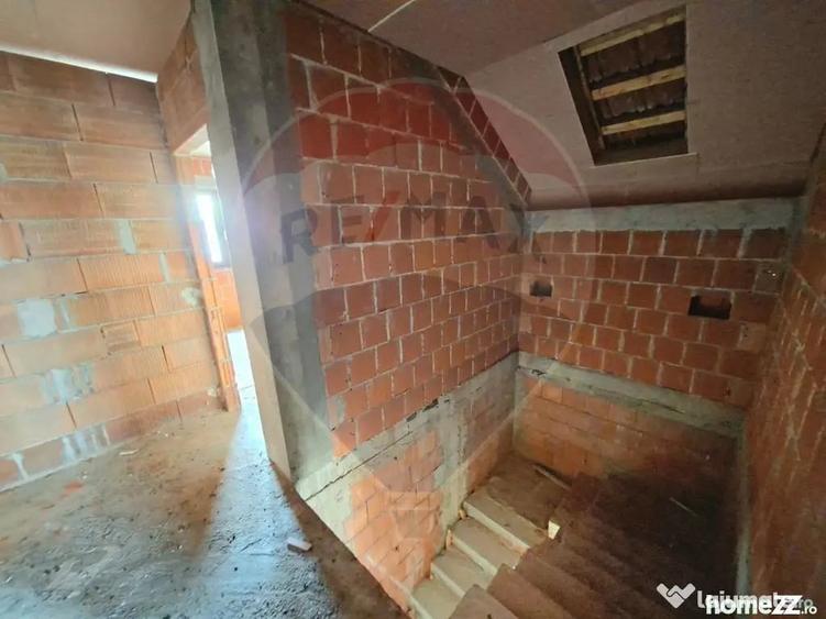Casă cu 5 camere cu Teren 983 Mp în Vladimirescu