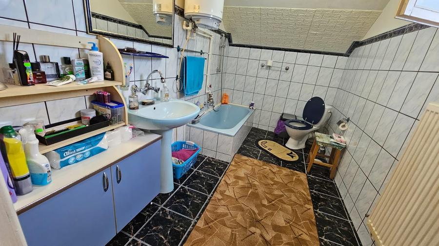 Casă cu 5 camere cu Canalizare în Central