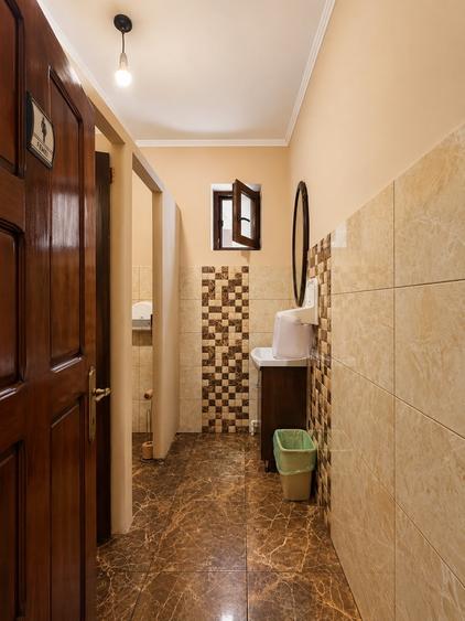 Casă individuală cu 6 camere cu Canalizare în Central