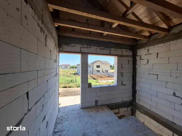 Casă cu 5 camere cu Canalizare în Vest
