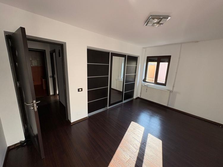 Duplex cu 13 camere cu Canalizare în Bucureștii Noi