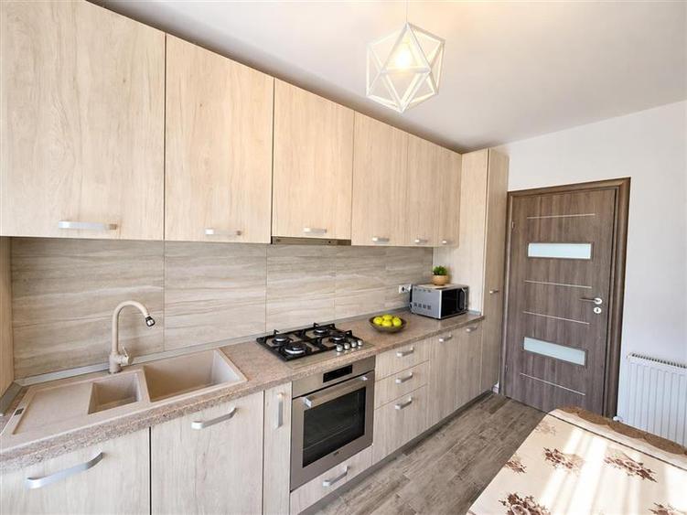Apartament cu 2 camere decomandat, mobilat în Tractorul