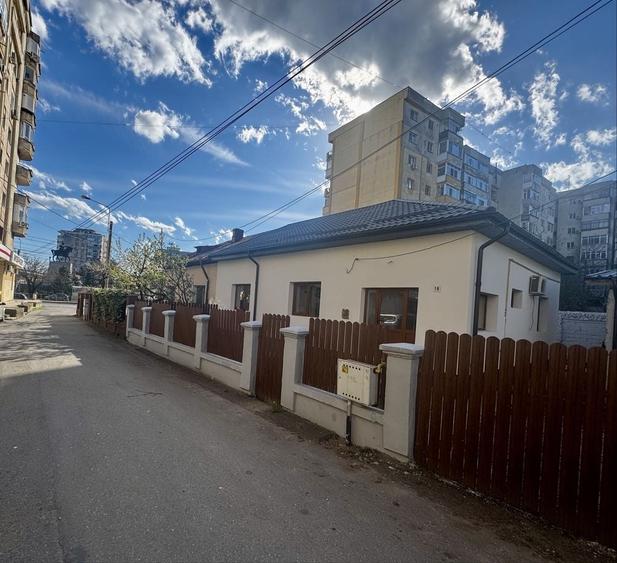 Casă cu 4 camere decomandat cu Teren 200 Mp în Central
