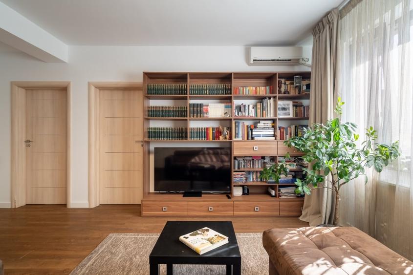 Apartament cu 3 camere semidecomandat, mobilat în Moșilor