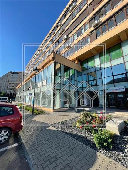 Spațiu comercial, de 94.150001525879 mp, în Aeroport