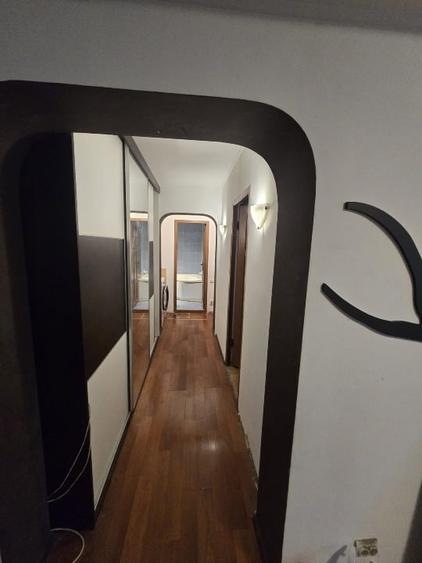 Apartament cu 3 camere semidecomandat în Titan